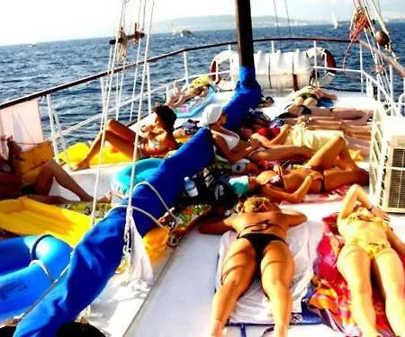 Hotel na wodzie Wooden Ship Orao *