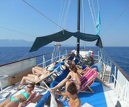 Hotel na wodzie Wooden Ship Orao